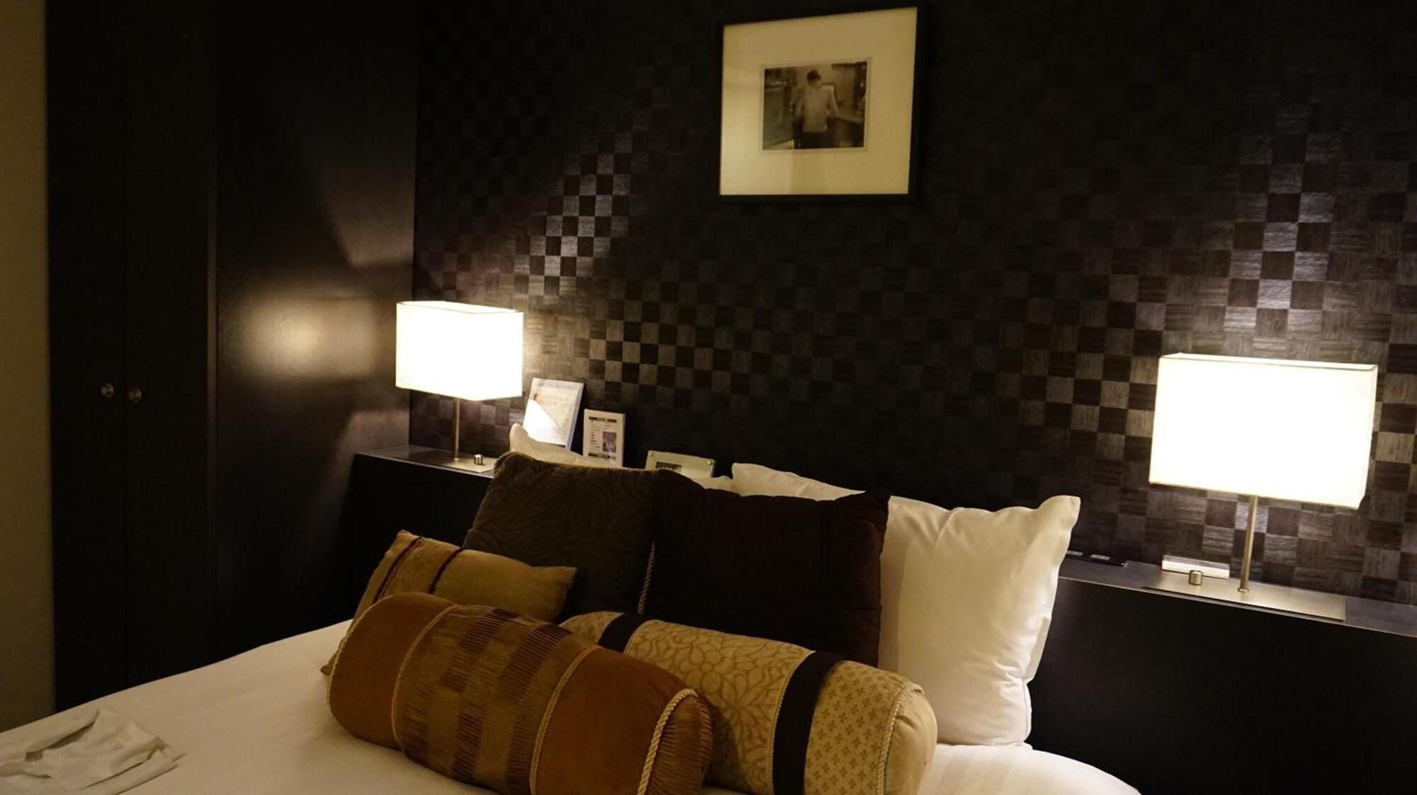 Hotel Hamilton Black